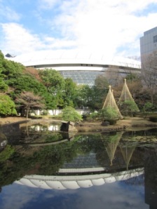 Teich im Garten, mit dem Tokyo Dome im Hintergrund