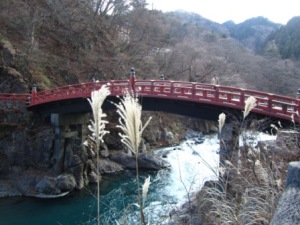 die rote Shinkyo-Brücke